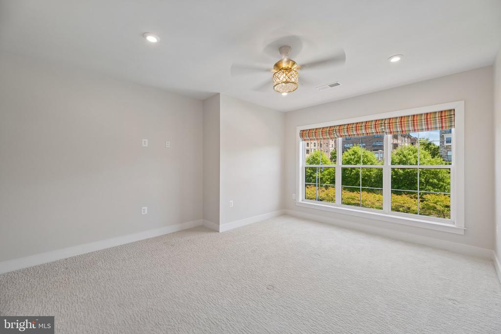 104 SAINT IVES PLACE Unit: 402