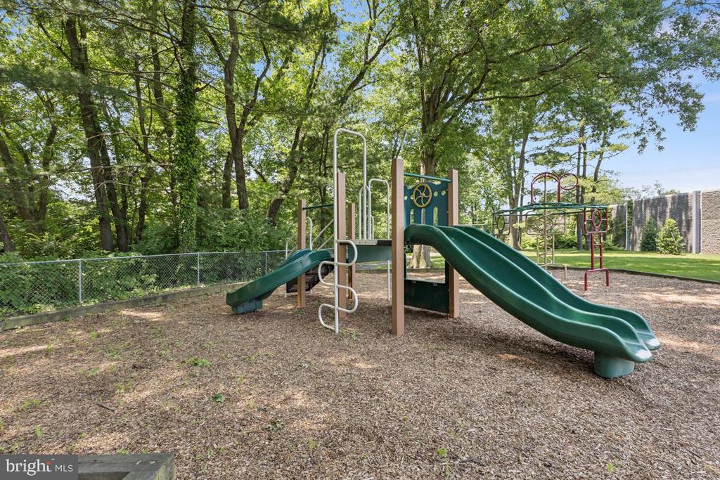 2756 KNOLLSIDE LANE