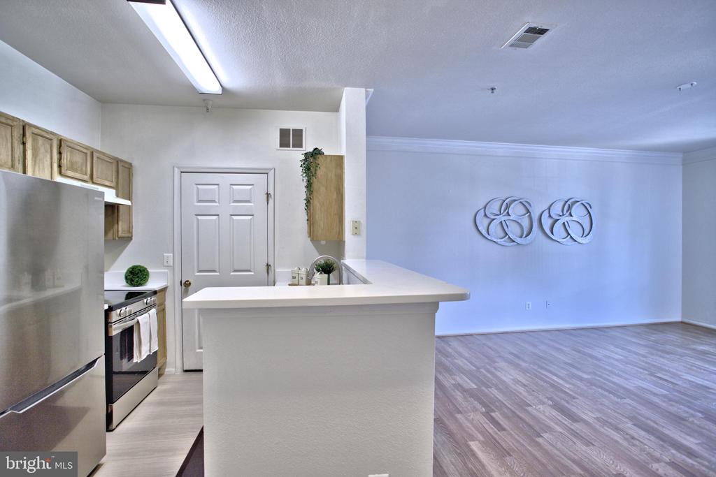 1570 SPRING GATE DRIVE 7215