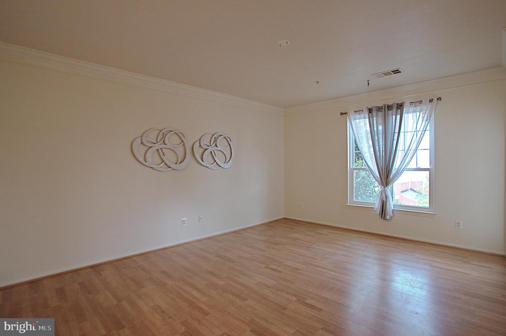 1570 SPRING GATE DRIVE 7215