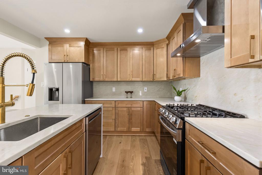 300 VALEVIEW COURT NW