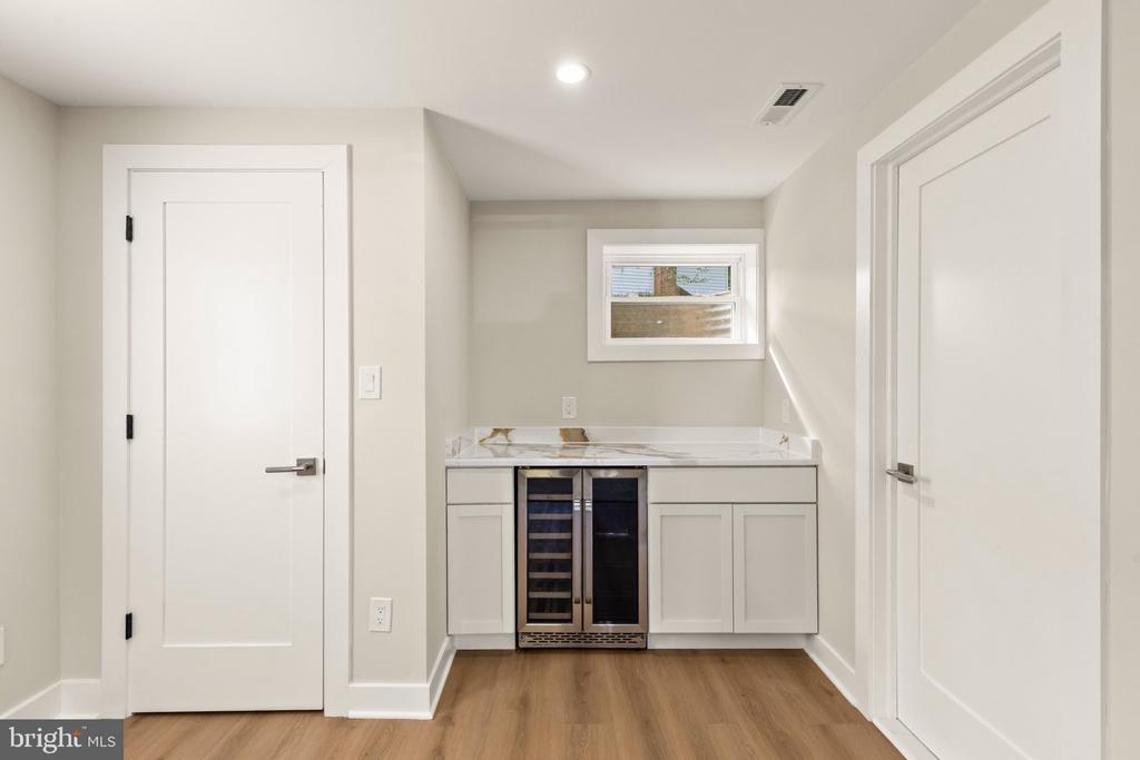 300 VALEVIEW COURT NW