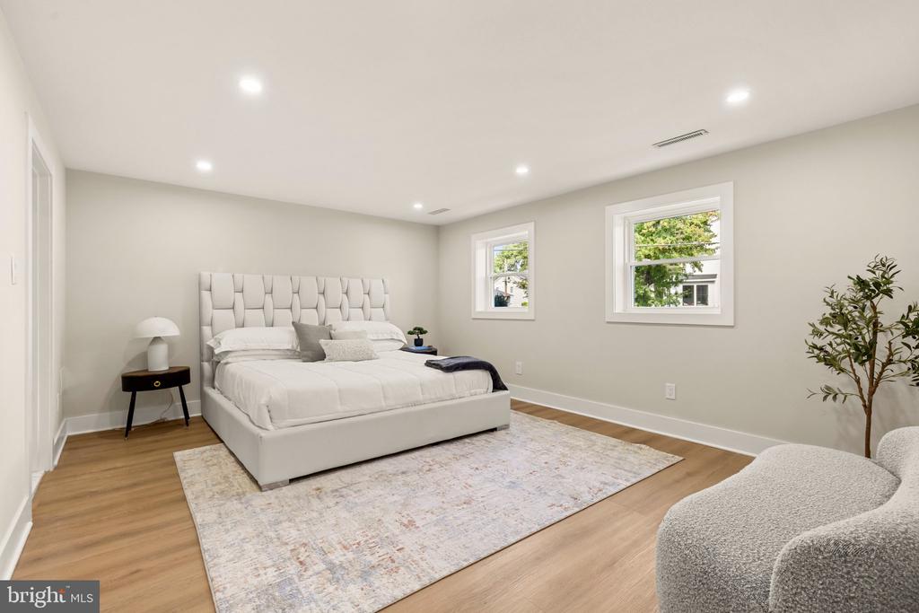 300 VALEVIEW COURT NW