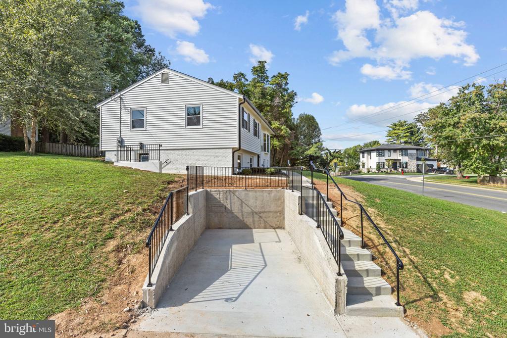300 VALEVIEW COURT NW