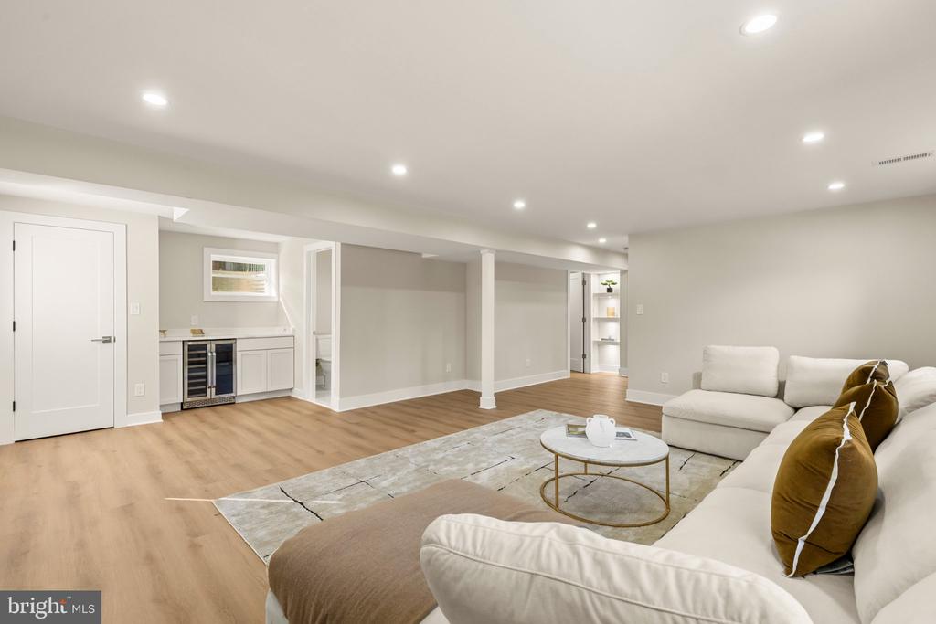 300 VALEVIEW COURT NW