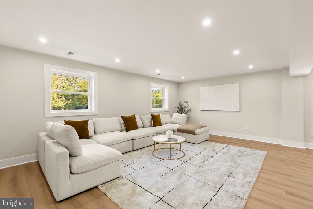 300 VALEVIEW COURT NW