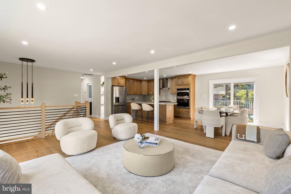 300 VALEVIEW COURT NW