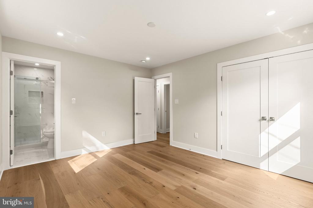 300 VALEVIEW COURT NW