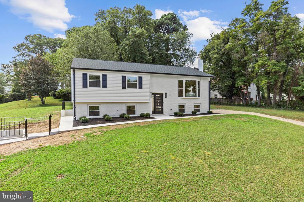 300 VALEVIEW COURT NW