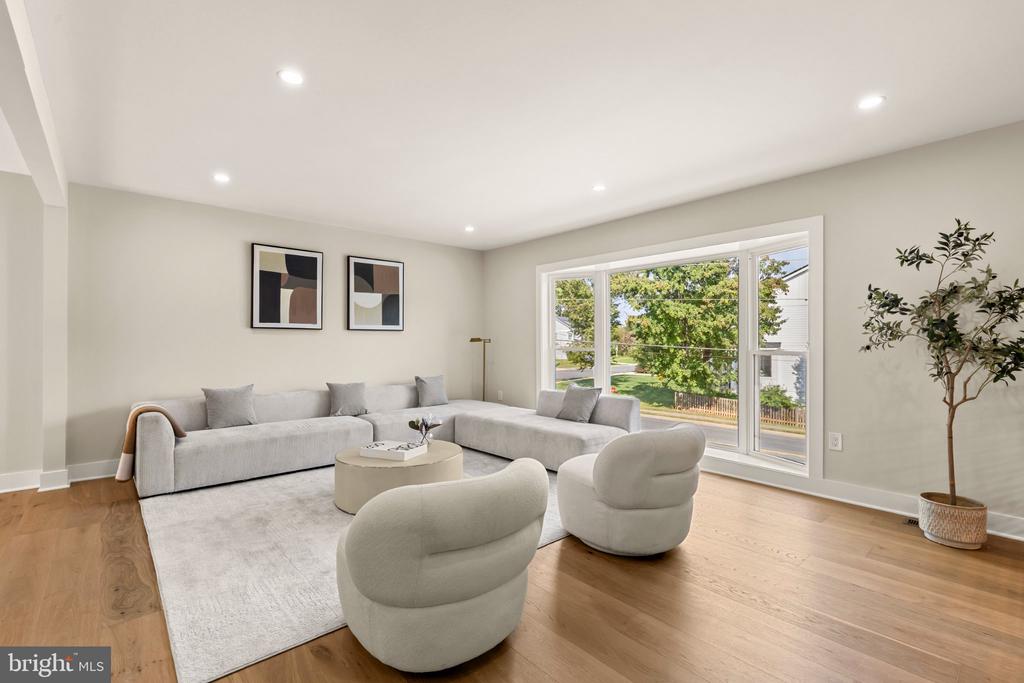 300 VALEVIEW COURT NW