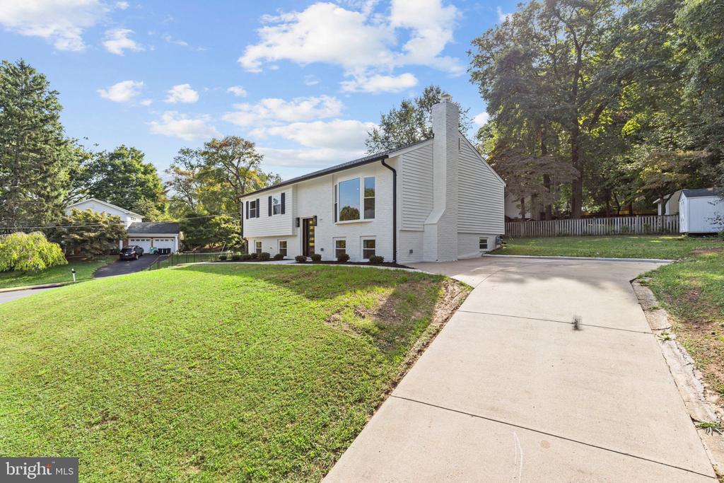 300 VALEVIEW COURT NW