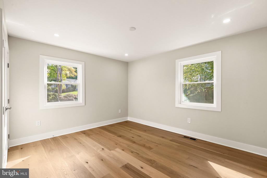 300 VALEVIEW COURT NW