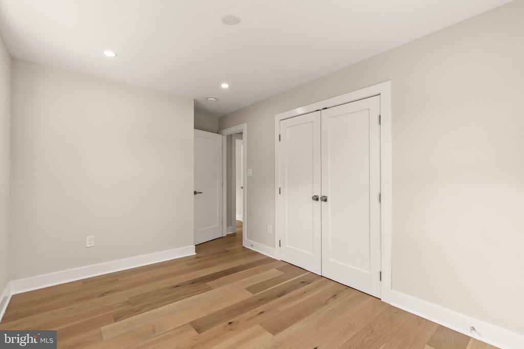 300 VALEVIEW COURT NW