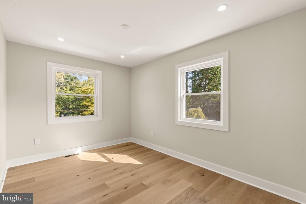300 VALEVIEW COURT NW
