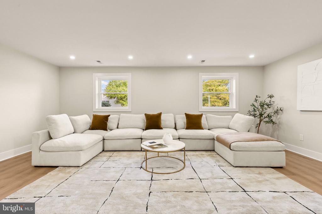 300 VALEVIEW COURT NW