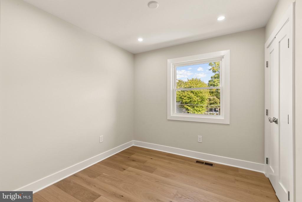 300 VALEVIEW COURT NW