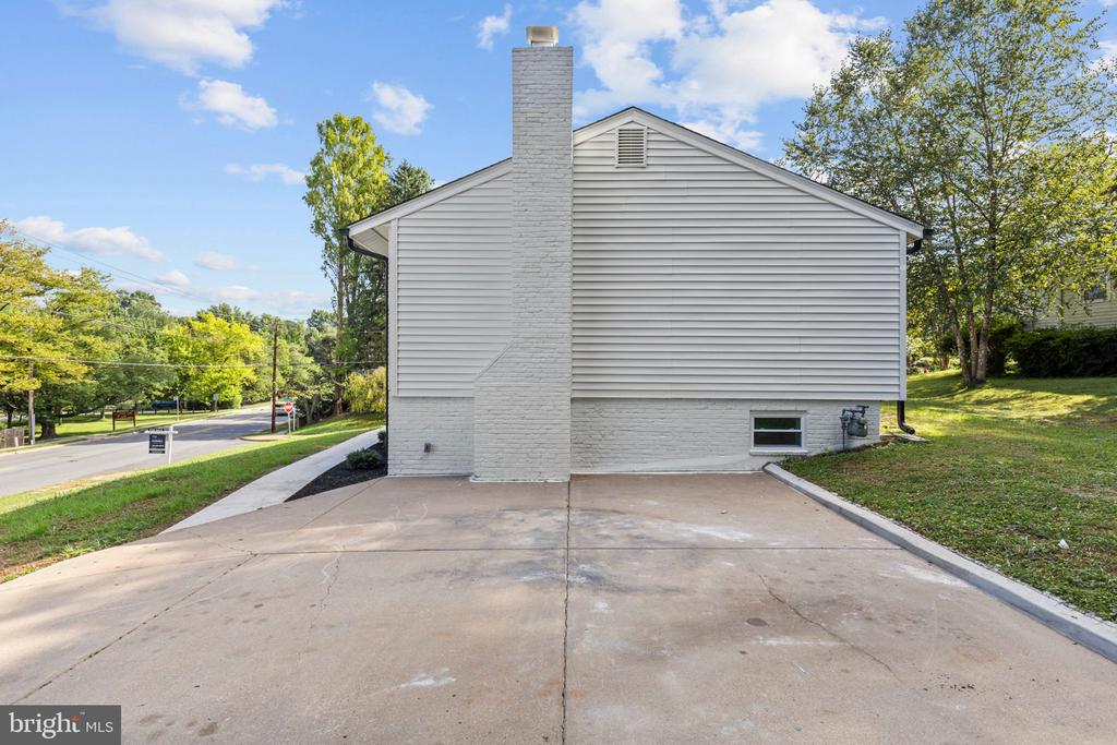 300 VALEVIEW COURT NW