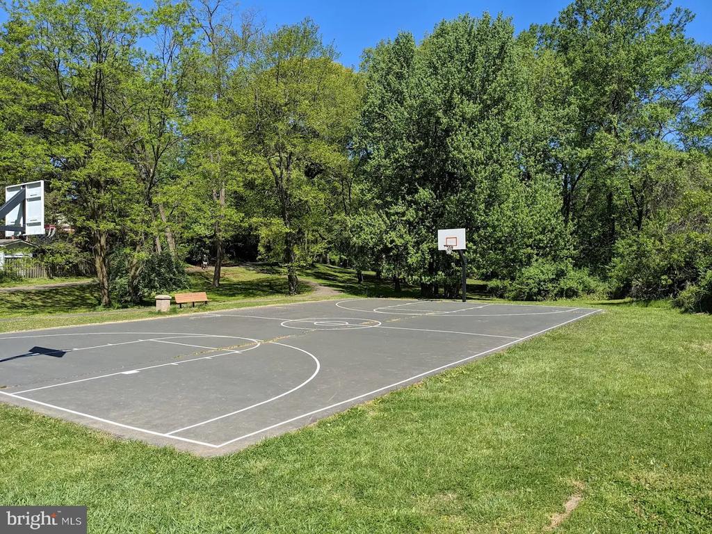 300 VALEVIEW COURT NW