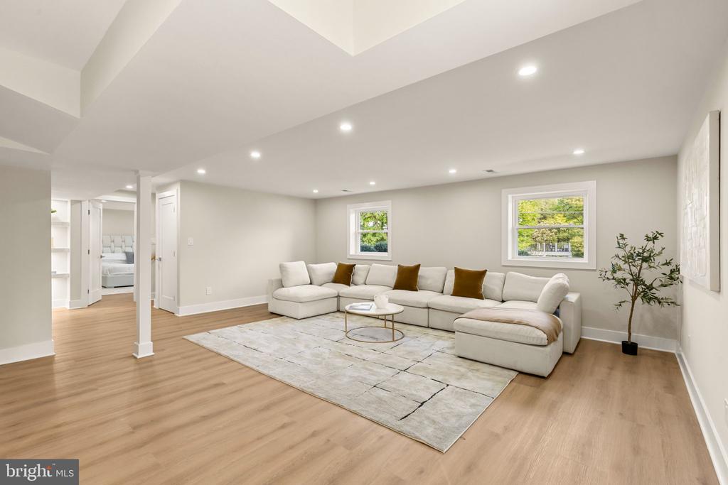 300 VALEVIEW COURT NW