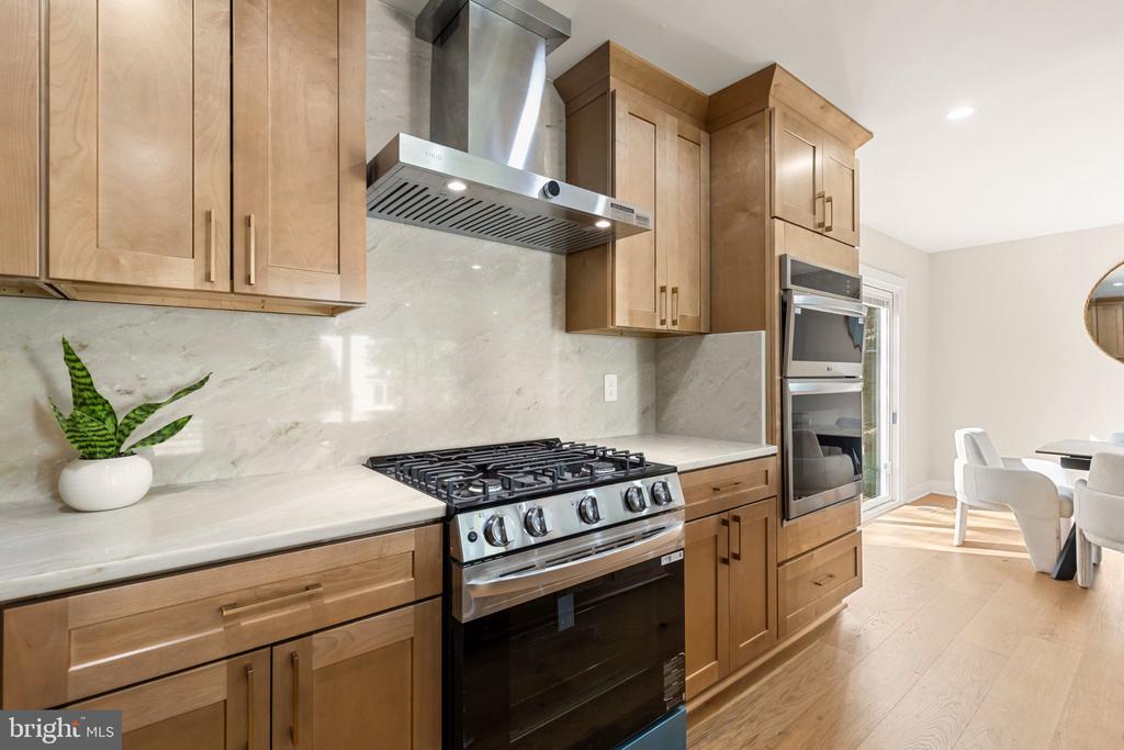 300 VALEVIEW COURT NW