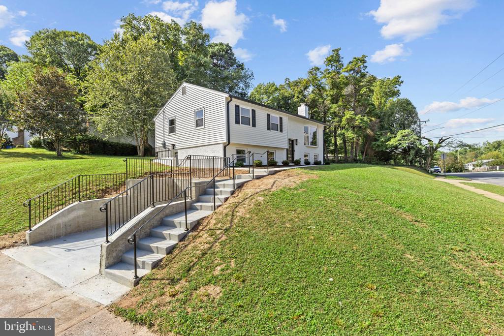 300 VALEVIEW COURT NW