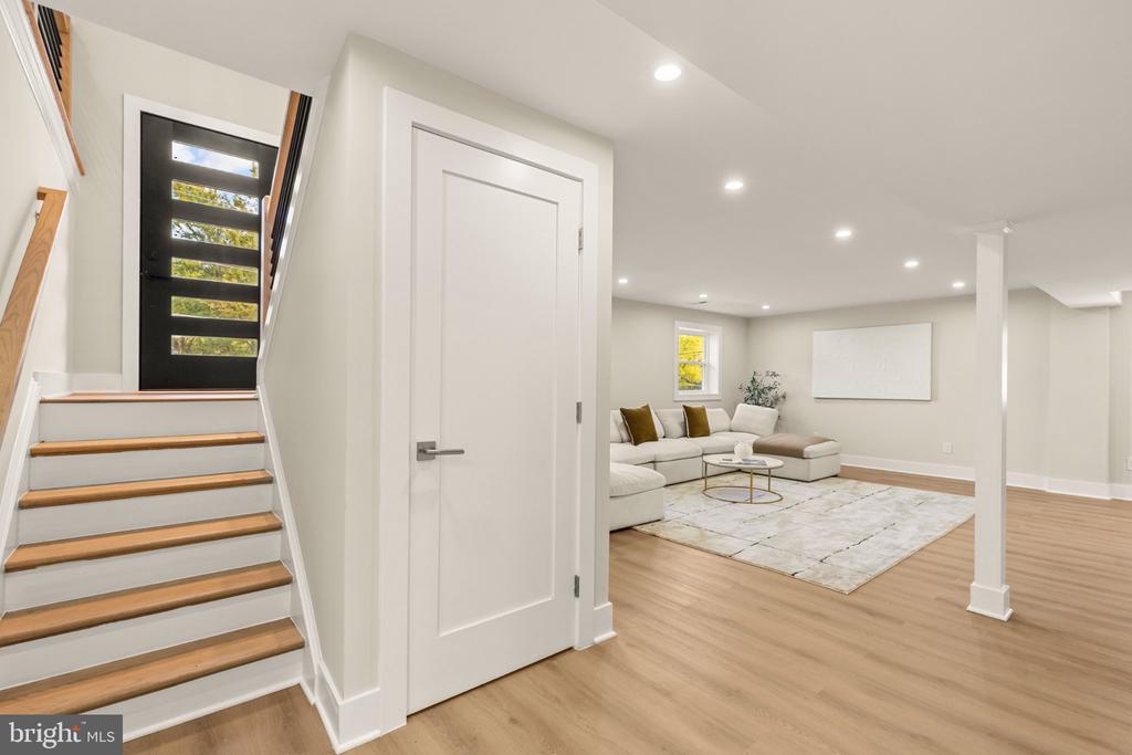 300 VALEVIEW COURT NW
