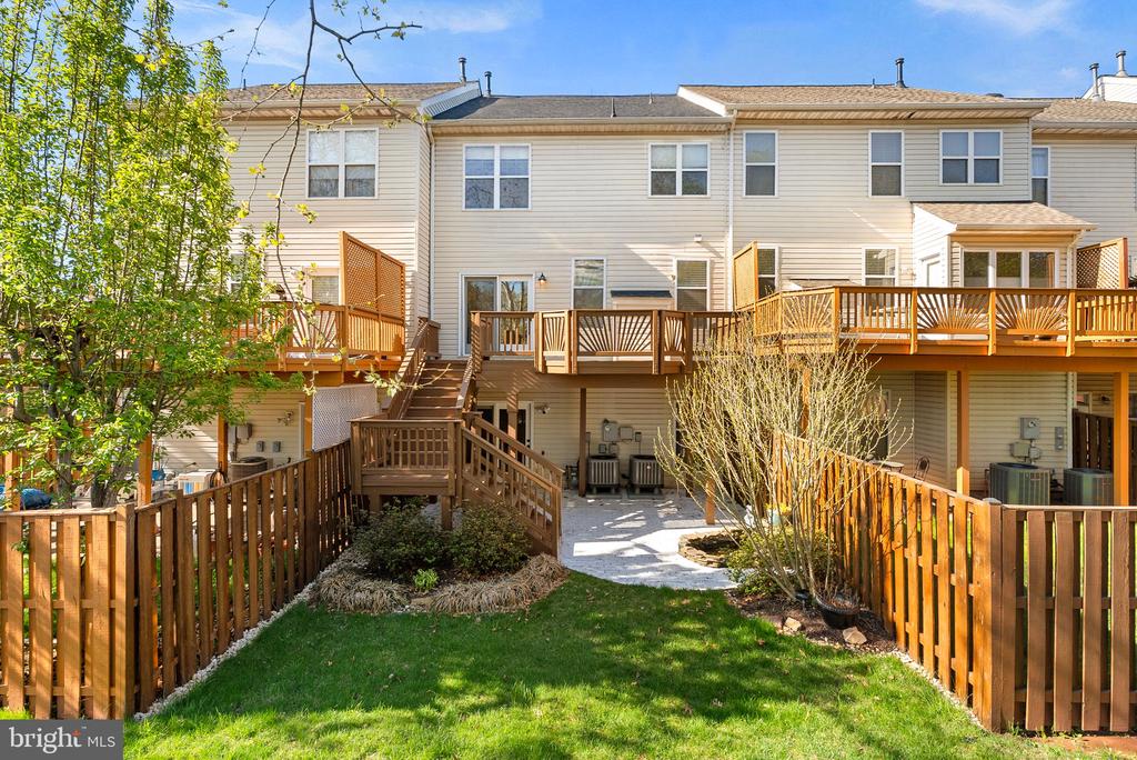 21555 TROWBRIDGE SQUARE