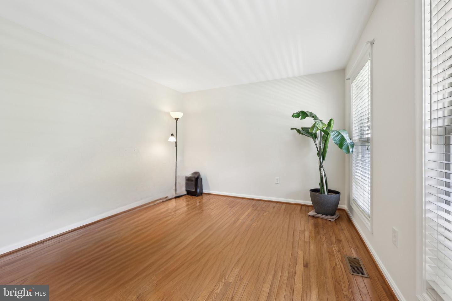 5 Meade Ct