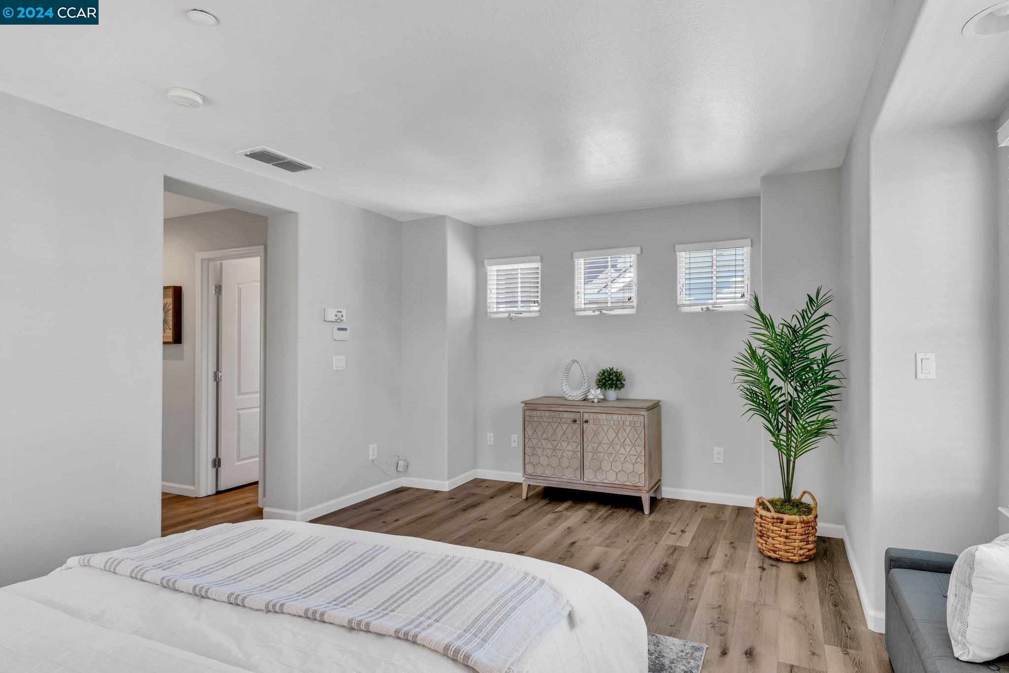 1075 Baywood Ln