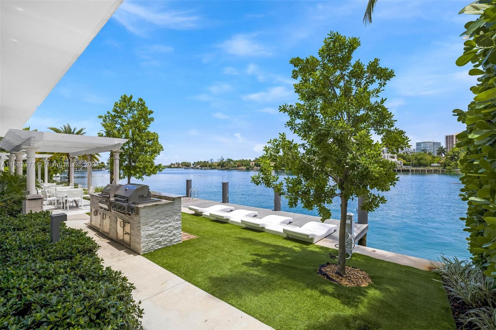 9821 E Bay Harbor Dr # 901