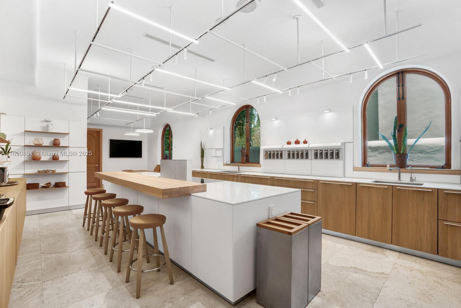 387 Ocean Blvd