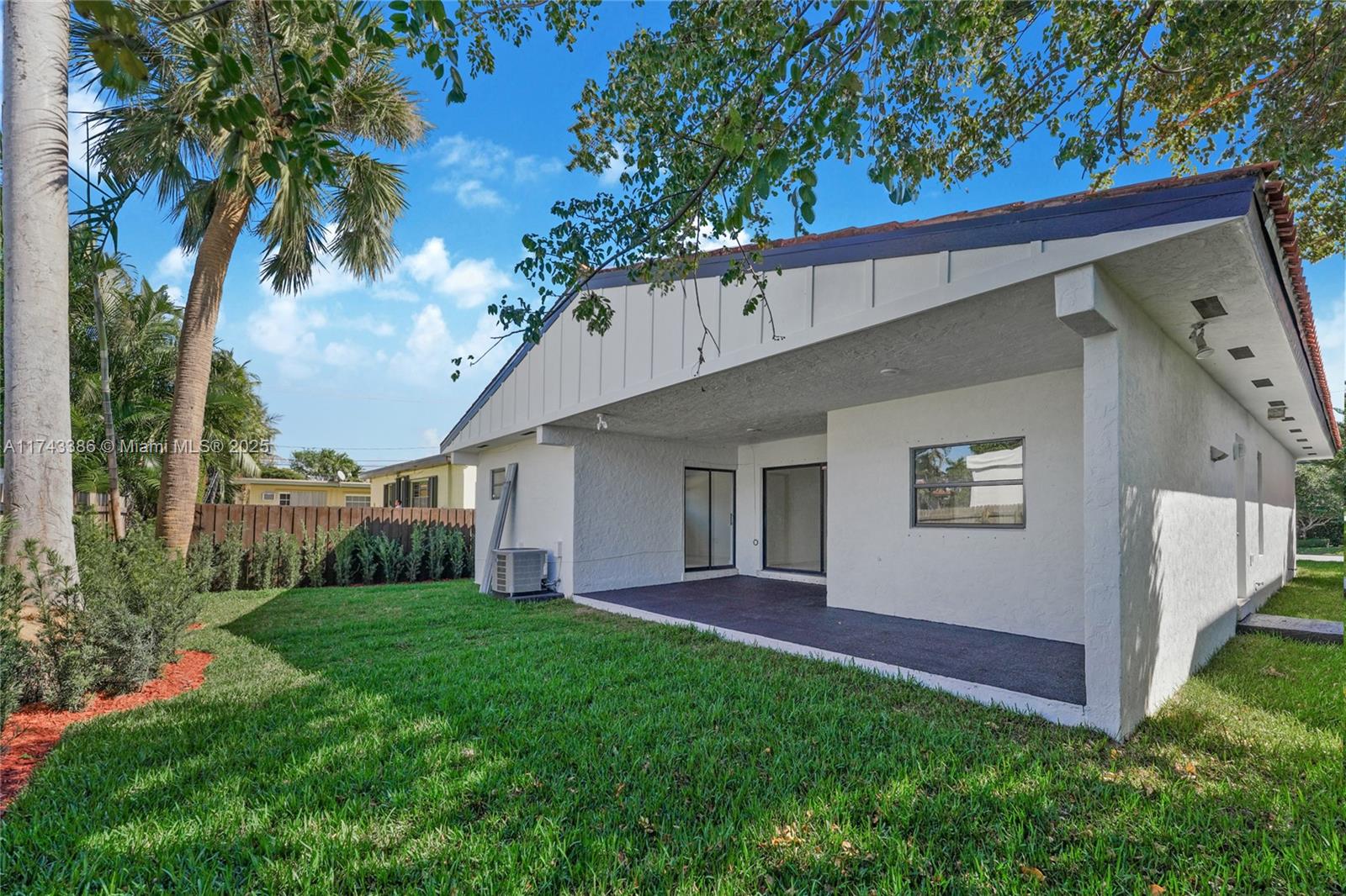 917 Surfside Blvd