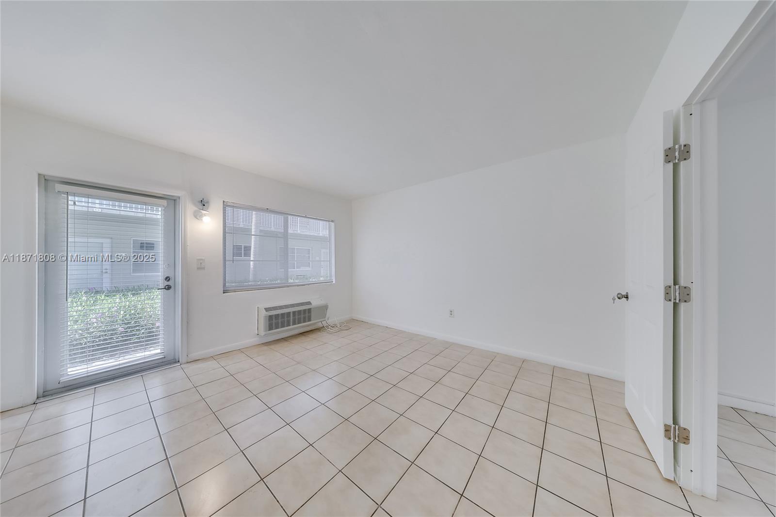 6930 Rue Versailles # 11