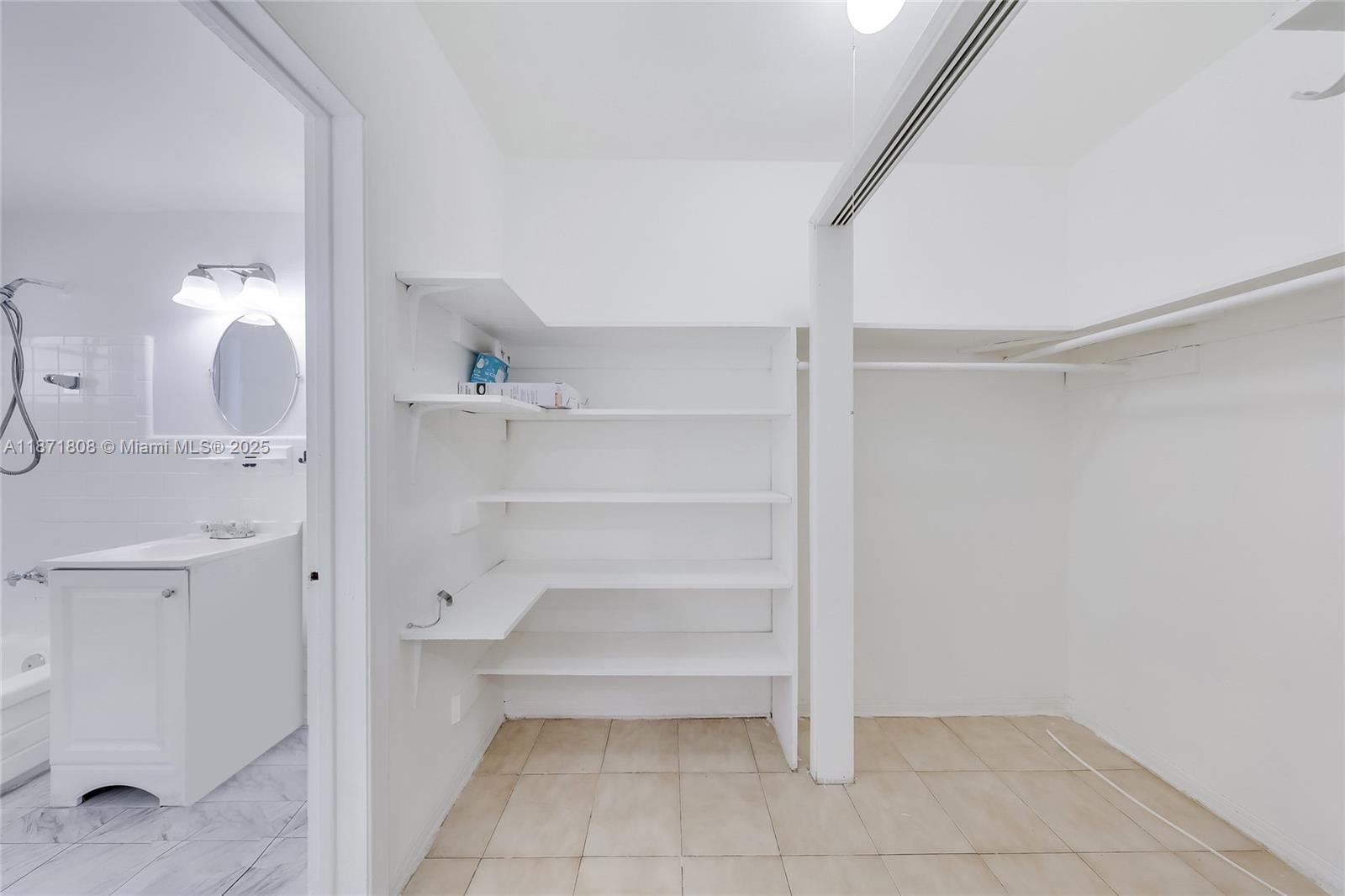 6930 Rue Versailles # 11