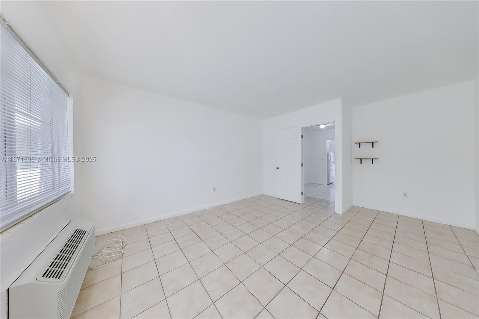 6930 Rue Versailles # 11