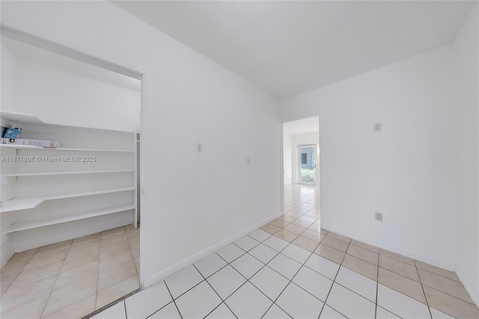 6930 Rue Versailles # 11