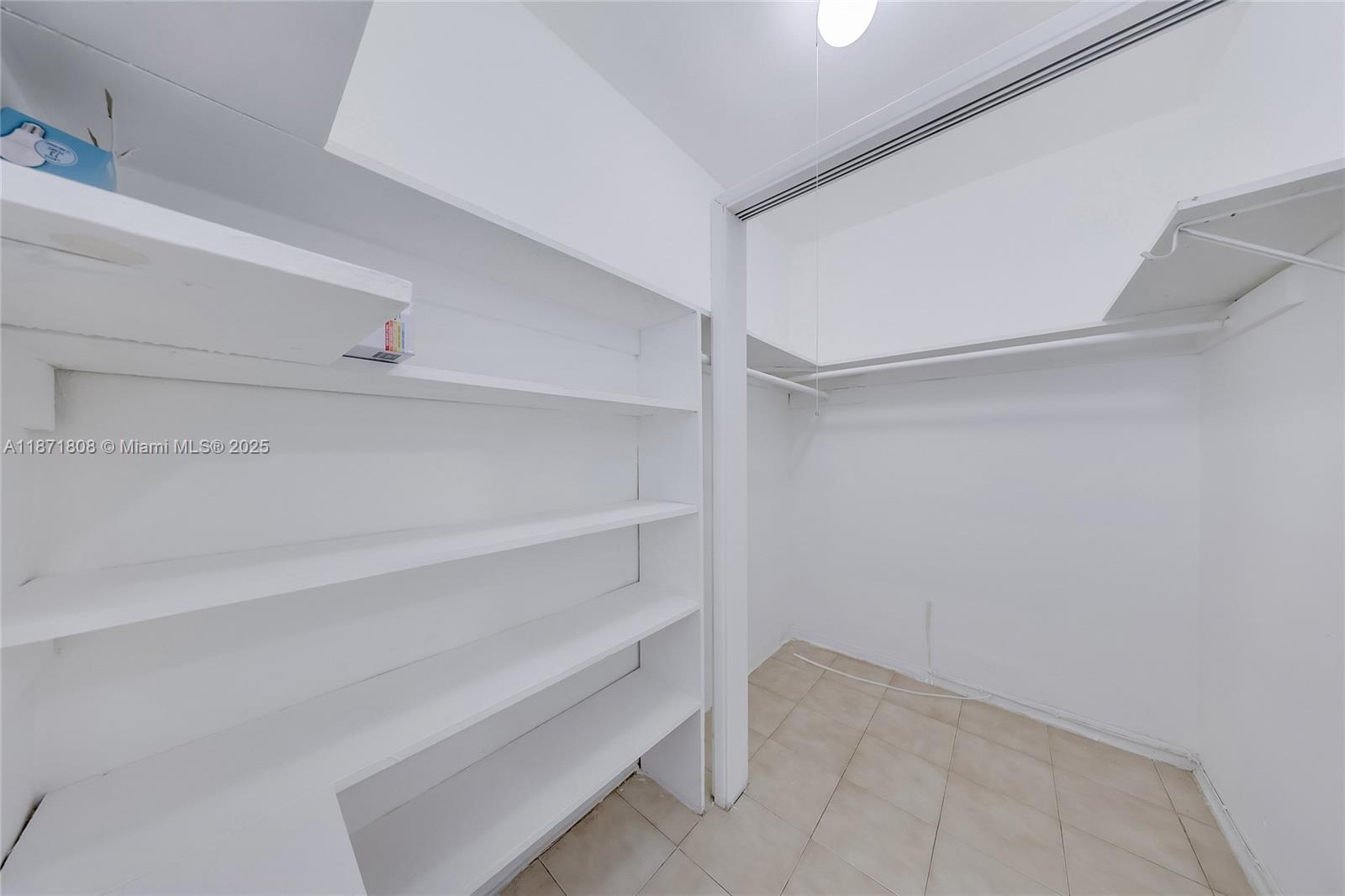 6930 Rue Versailles # 11