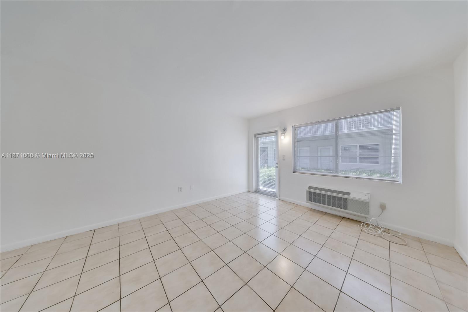 6930 Rue Versailles # 11