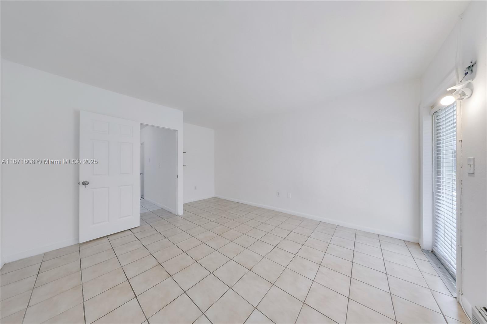 6930 Rue Versailles # 11