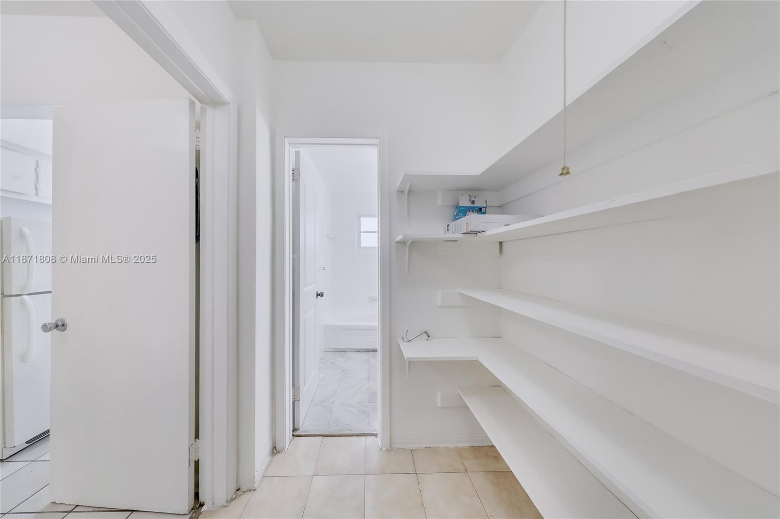6930 Rue Versailles # 11