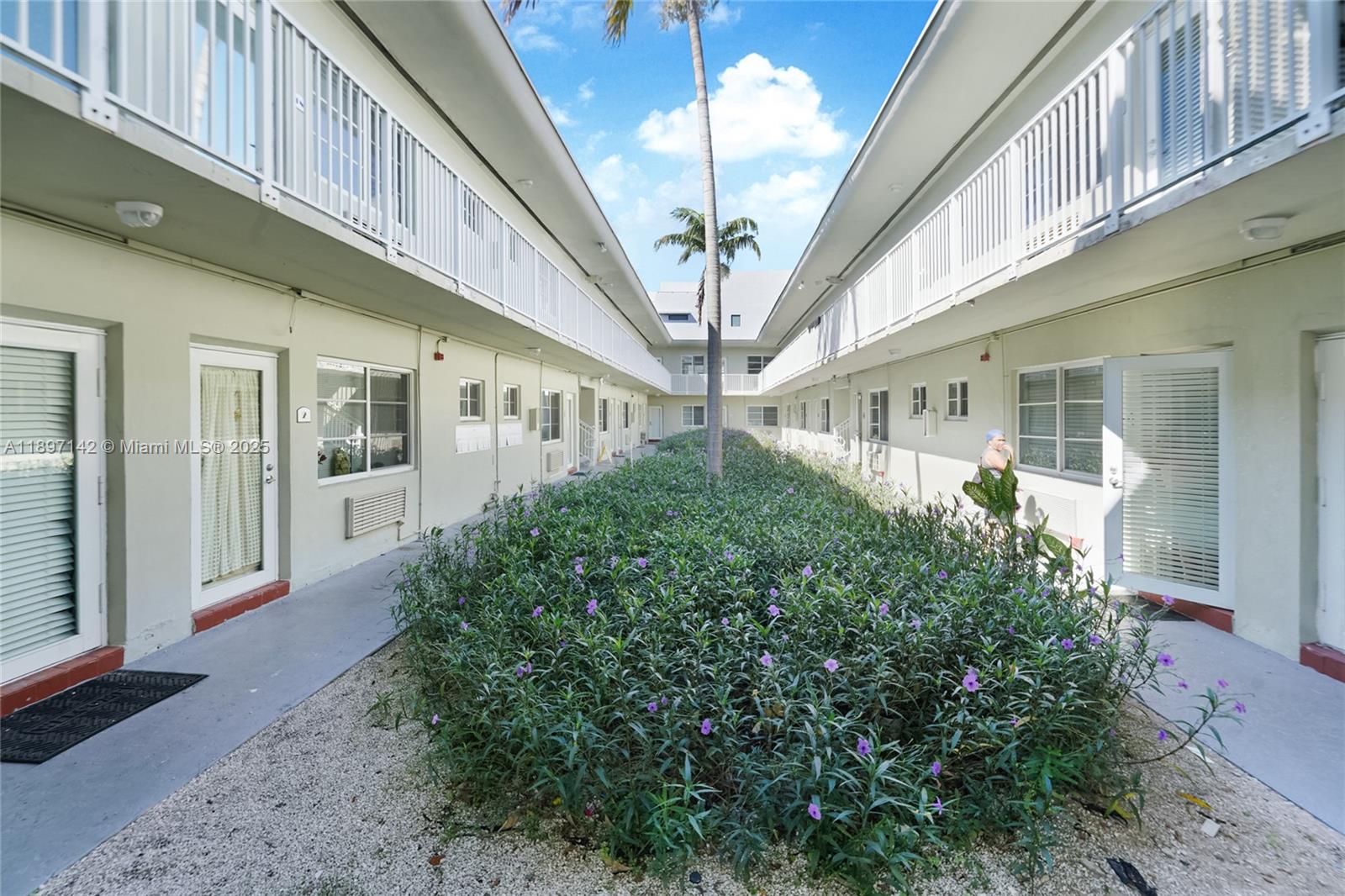 6930 Rue Versailles # 27, Miami Beach Unit: 27