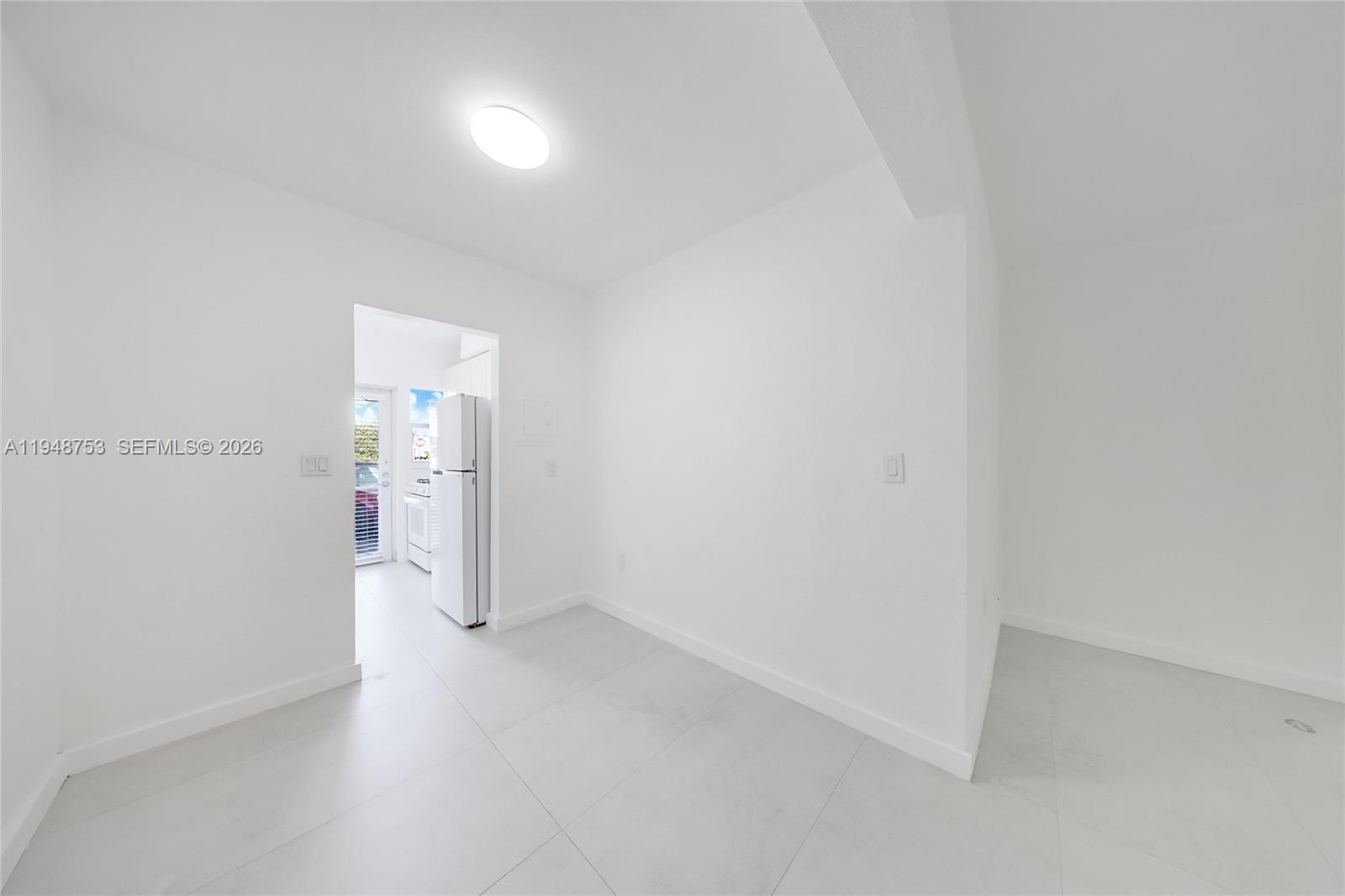 6930 Rue Versailles # 10