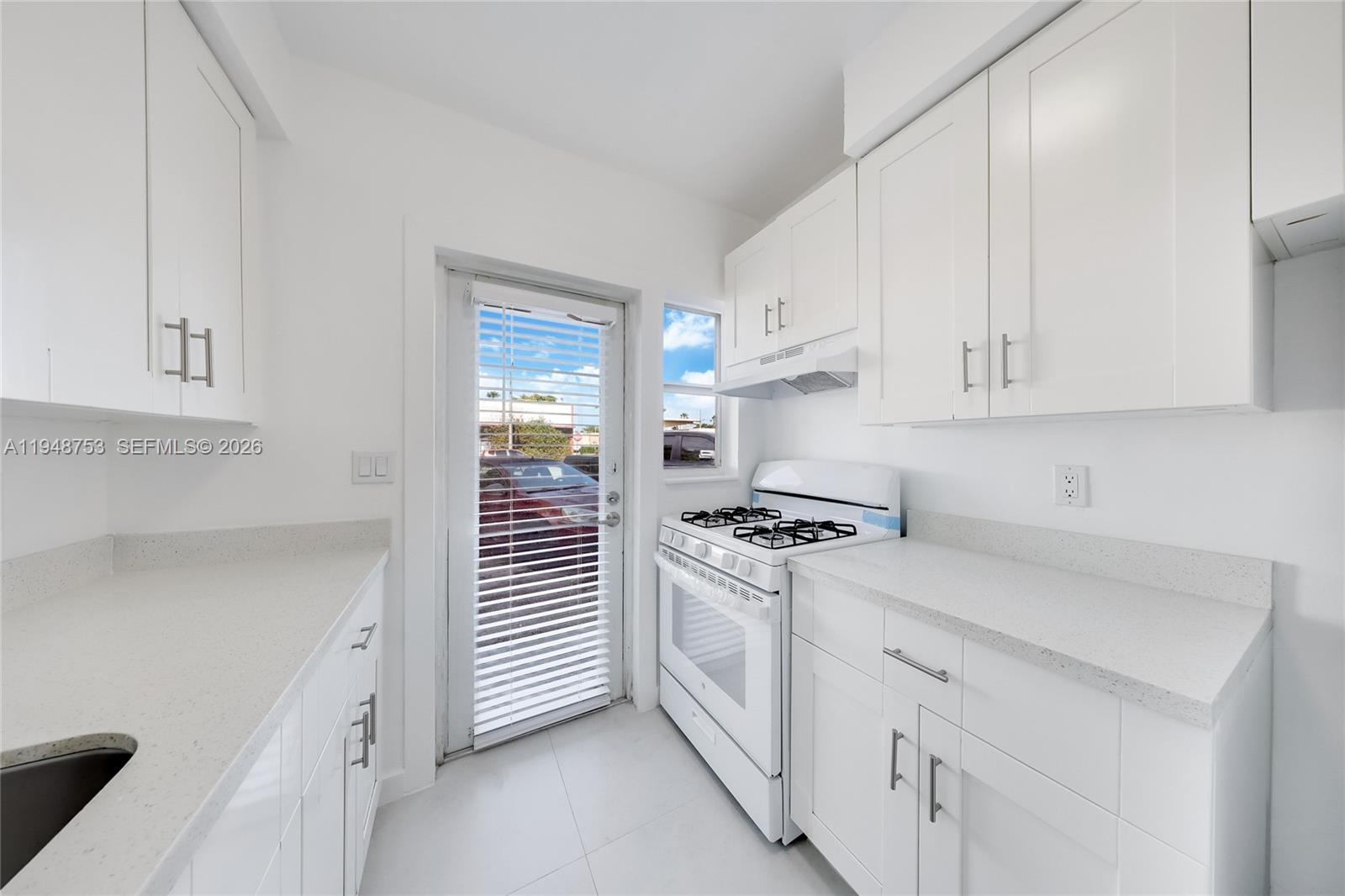 6930 Rue Versailles # 10