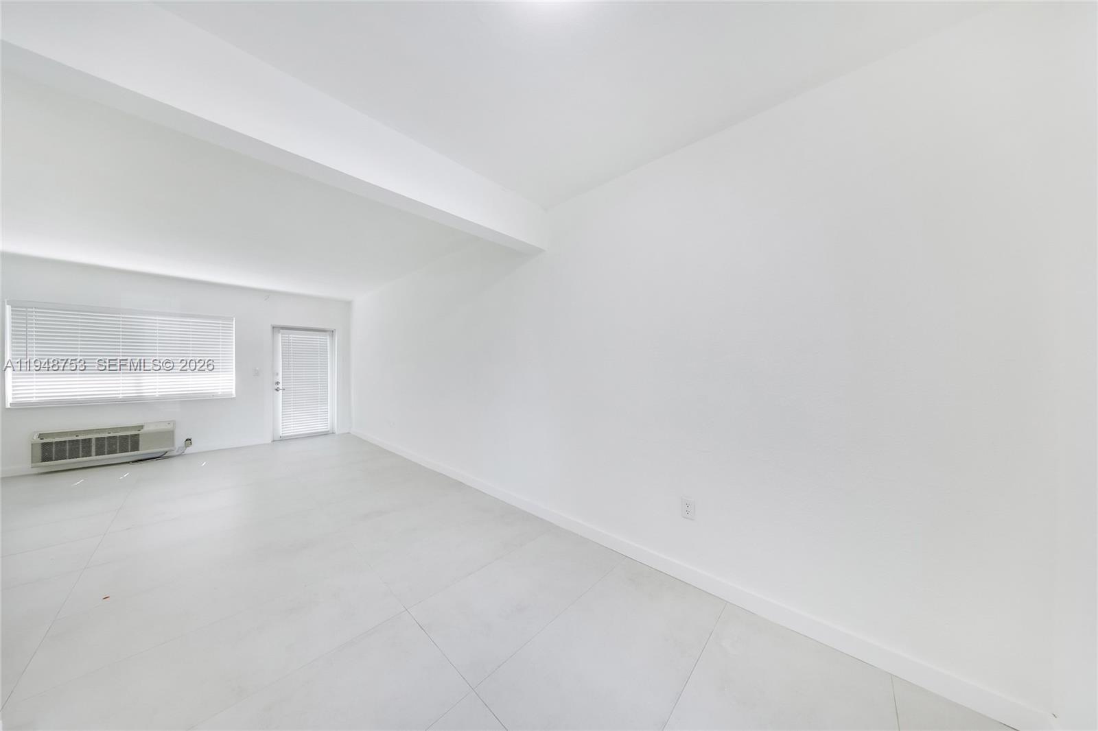 6930 Rue Versailles # 10