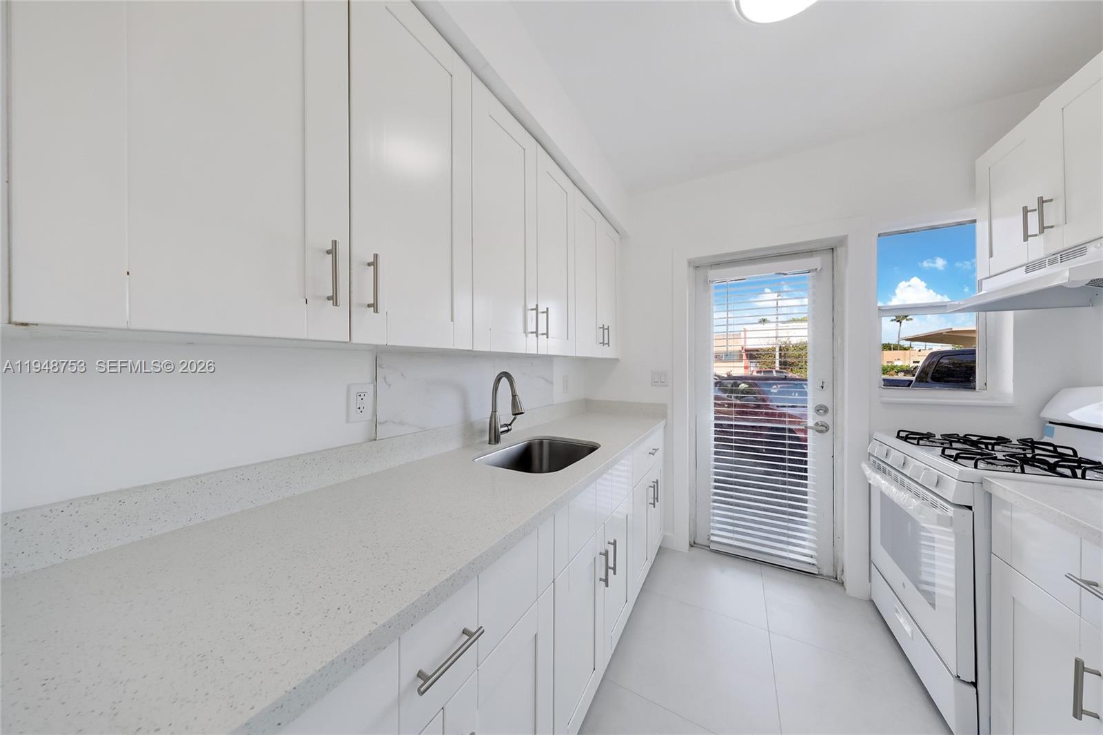 6930 Rue Versailles # 10