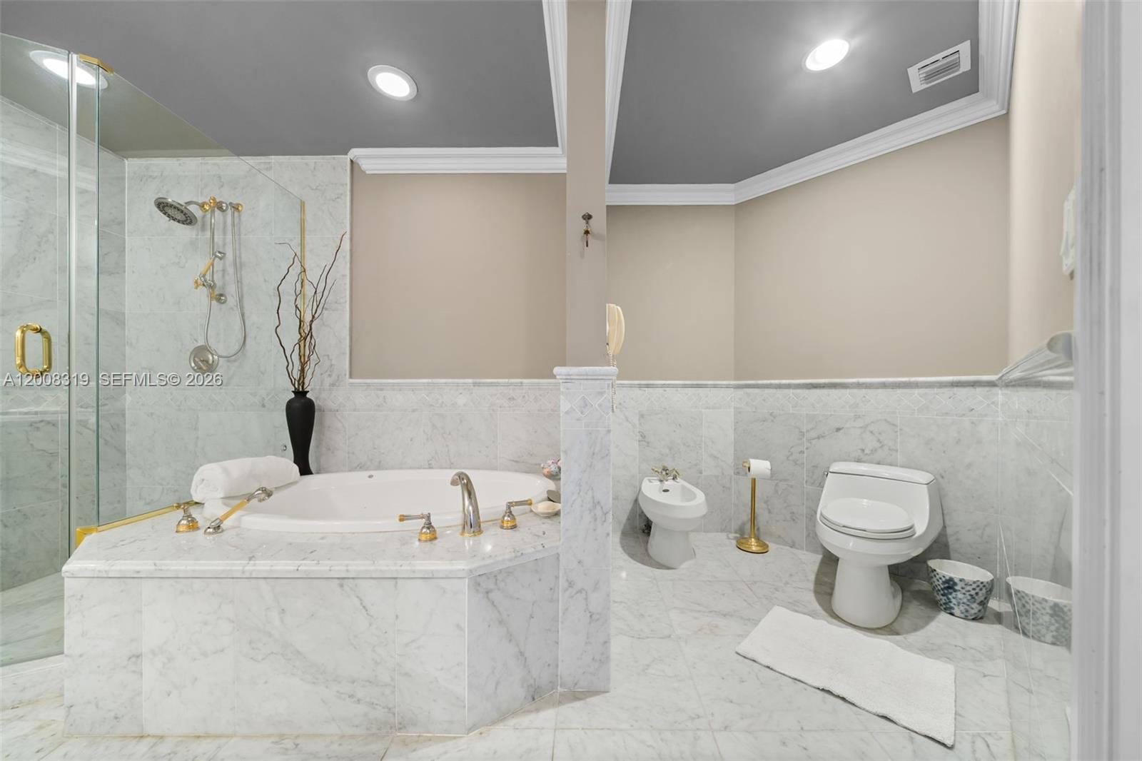 10225 Collins Ave # 2004