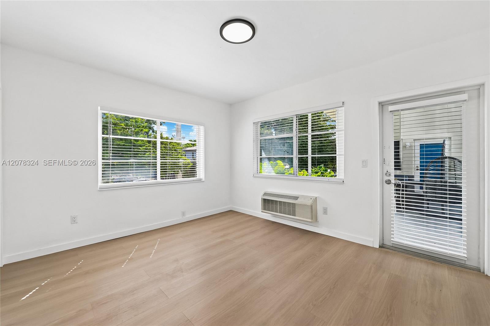6930 Rue Versailles # 31