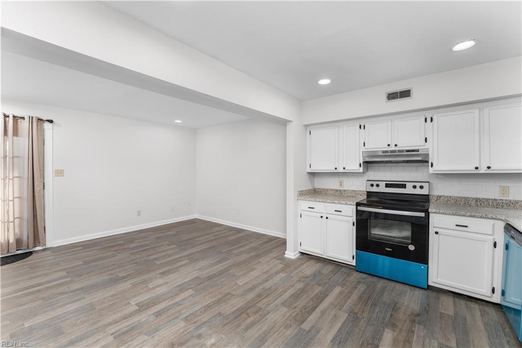 389 Jury LN D