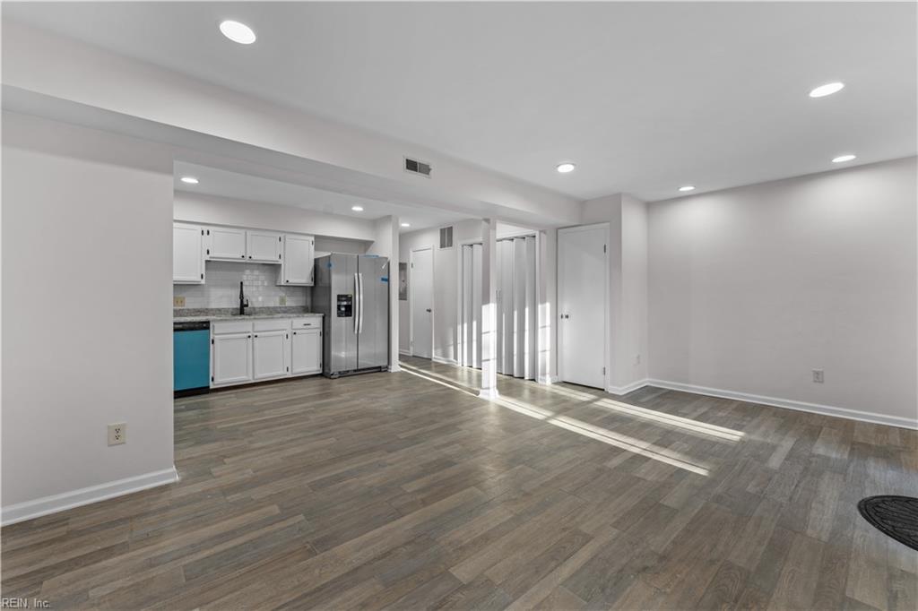 389 Jury LN D