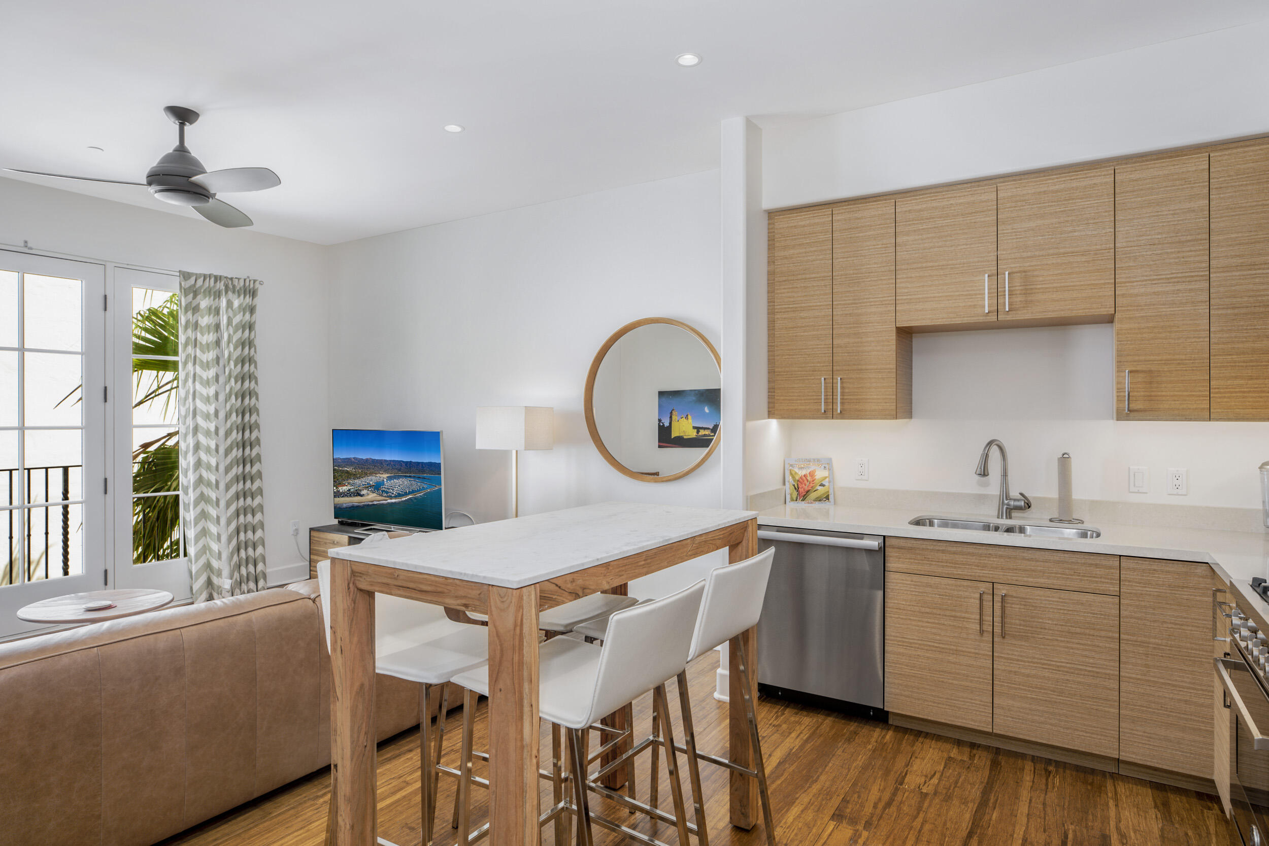 18 W Victoria Street Apt 302